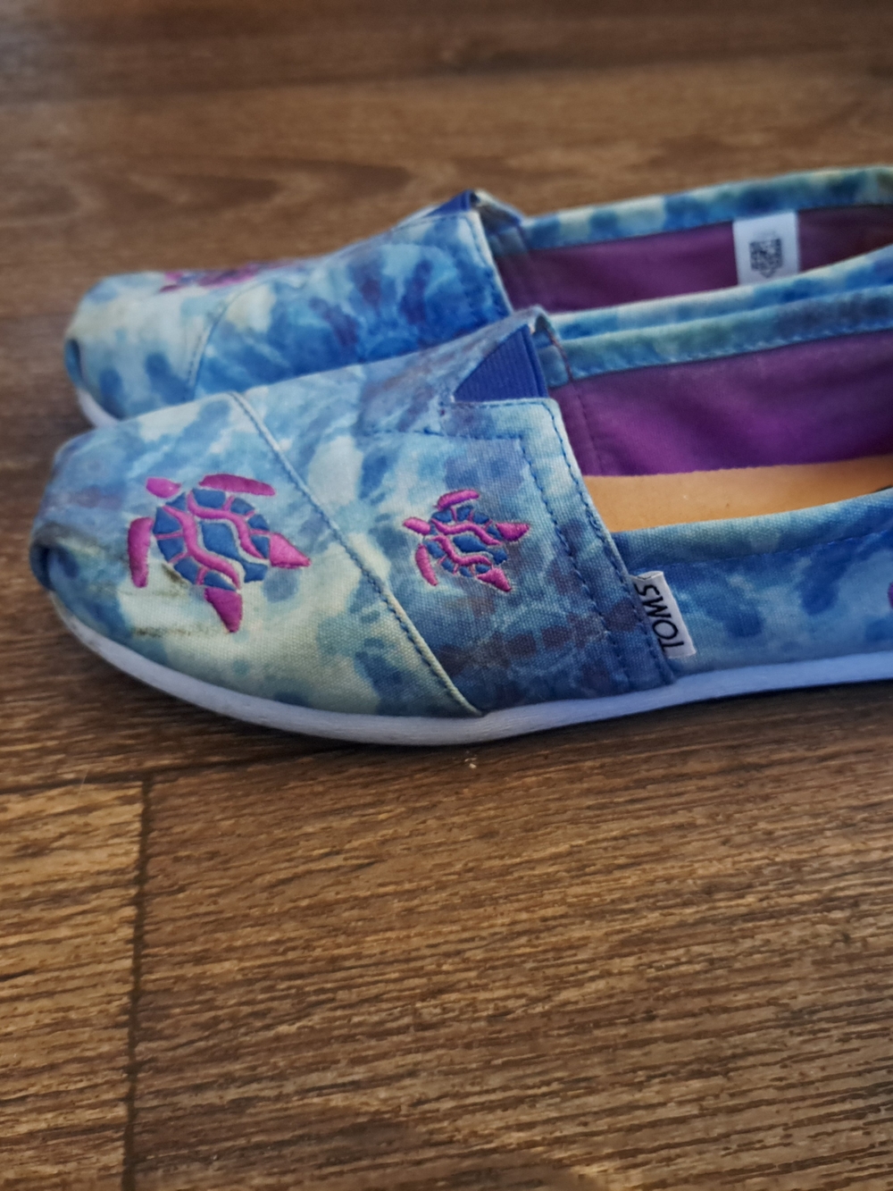 Toms Blue Tie-Dye Slip-On Flats with Pink Turtle Embroidery